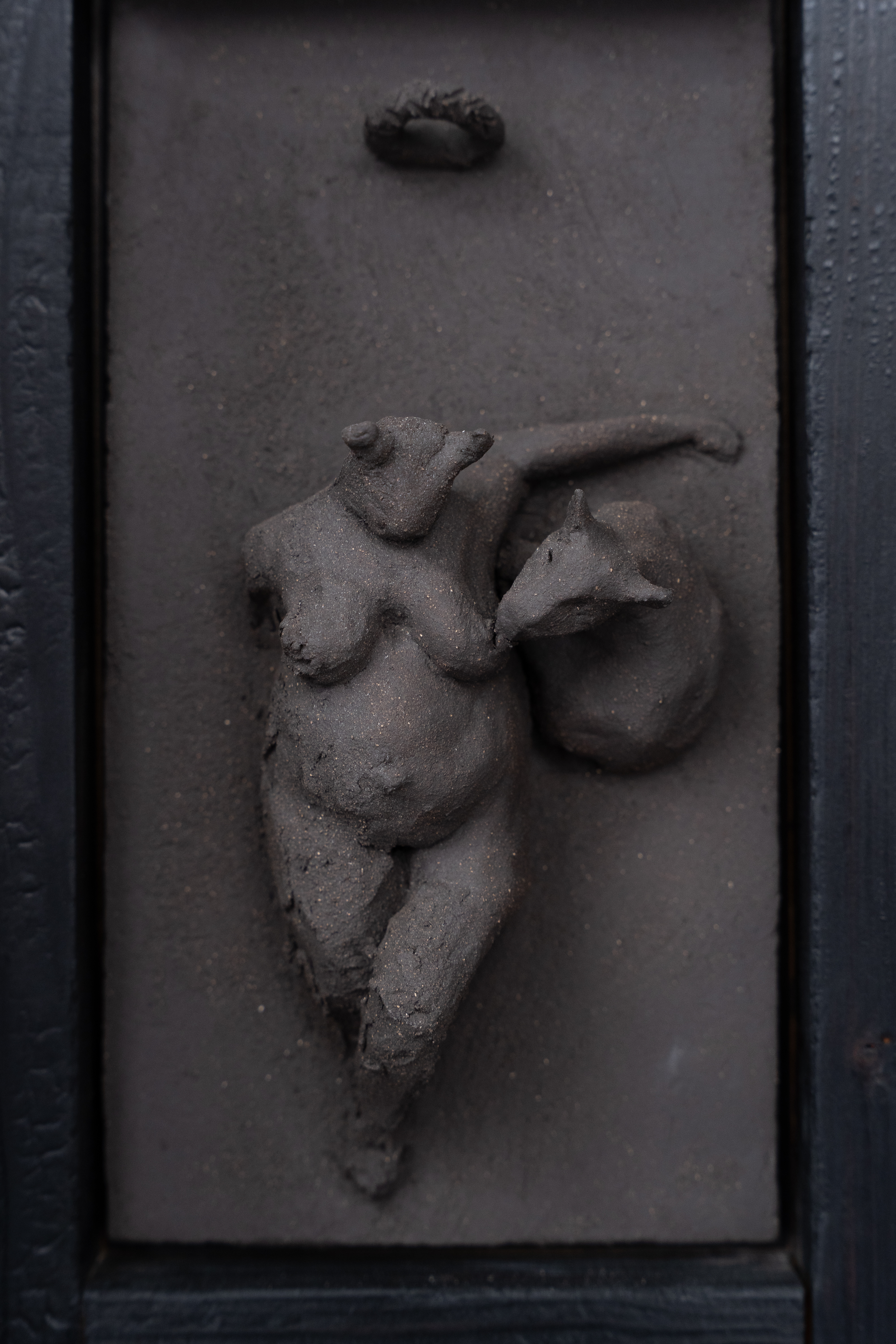 Oratoire, détail — veau tétant Hathor, couronne de pain tressé en lévitation. Photo © Octave Pineau-Furet